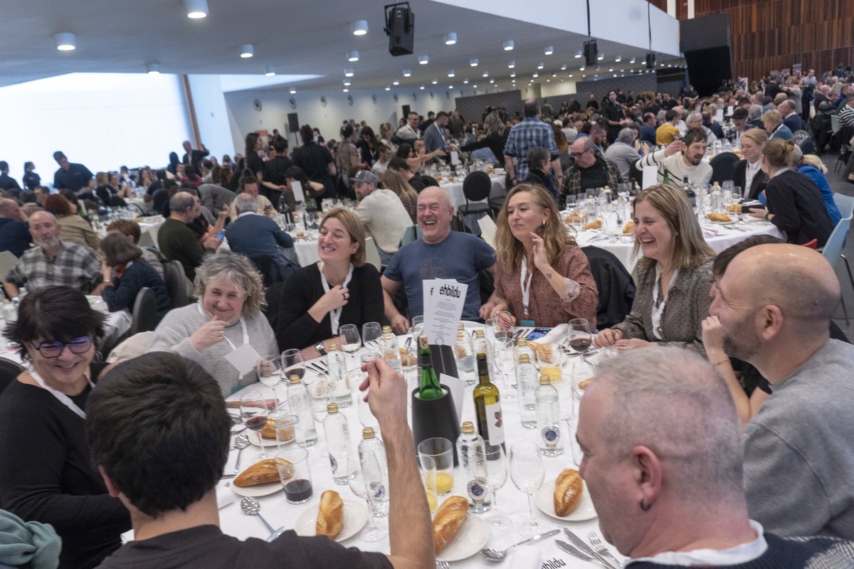 Arrasatetik ere <a href="/ehbildu/">EH Bildu</a>|ren III. kongresuan izan gara. Proposamen politikoa berritzeaz gain, elkarren arteko topagunea izan da. Balio handiko komunitatea gurea! 🫰❤️‍🔥

Solasaldiak, bazkaria, musika, azoka eta bestelakoak izan ditugu Iruñeko Baluarten.

#ZUTUNIK #UtopianGaraAske