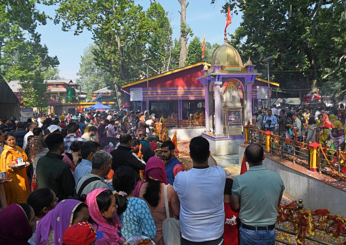 Dnn24Network's tweet image. Here&apos;s how the historic mosque of Sheikh Baba Dawood Khaki and the Prachin Devibal temple in Anantnag reflect centuries of peaceful coexistence and mutual respect among Hindus and Muslims

Read the full story🔗awazthevoice.in/india-news/ana…

#Kashmir #ReligiousUnity #HistoricKashmir…