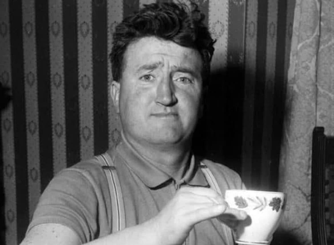 MaryforDerry's tweet image. “They took away our land, our language, and our religion; but they could never harness our tongues" 

- Brendan Behan born #otd 9 February 1923

#IrishWriting #filíocht #stair