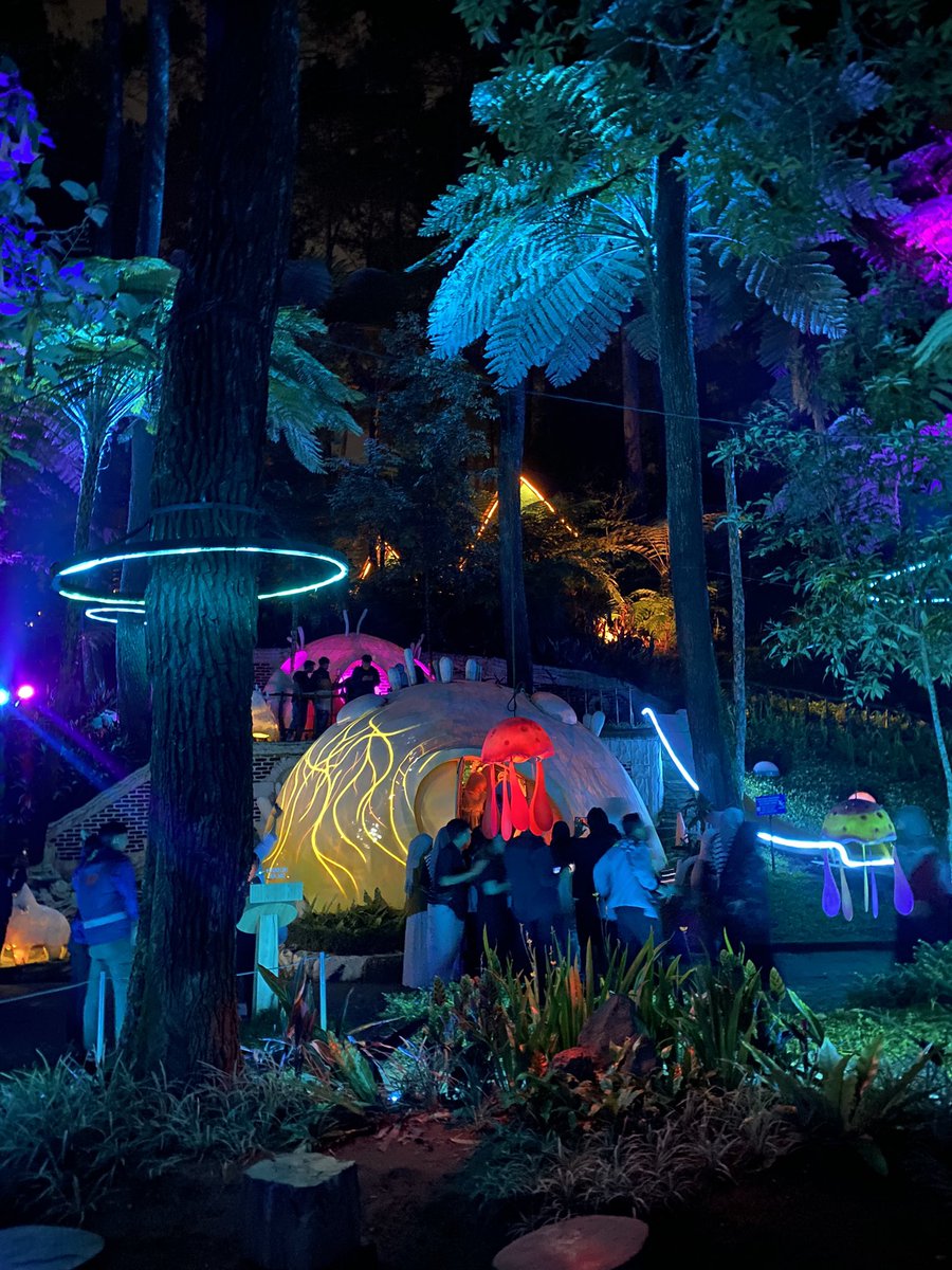 Ada yang punya rencana liburan ke Bandung bareng keluarga atau temen &amp; bingung mau kemana? 

Simak thread aku dibawah, aku bakal kasih tau rekomendasi place to go yg worth it start from 15rb an mulai dari tempat wisata sampe makanan di Bandung🤩🫵🏻

Hereeee wee gooooo!