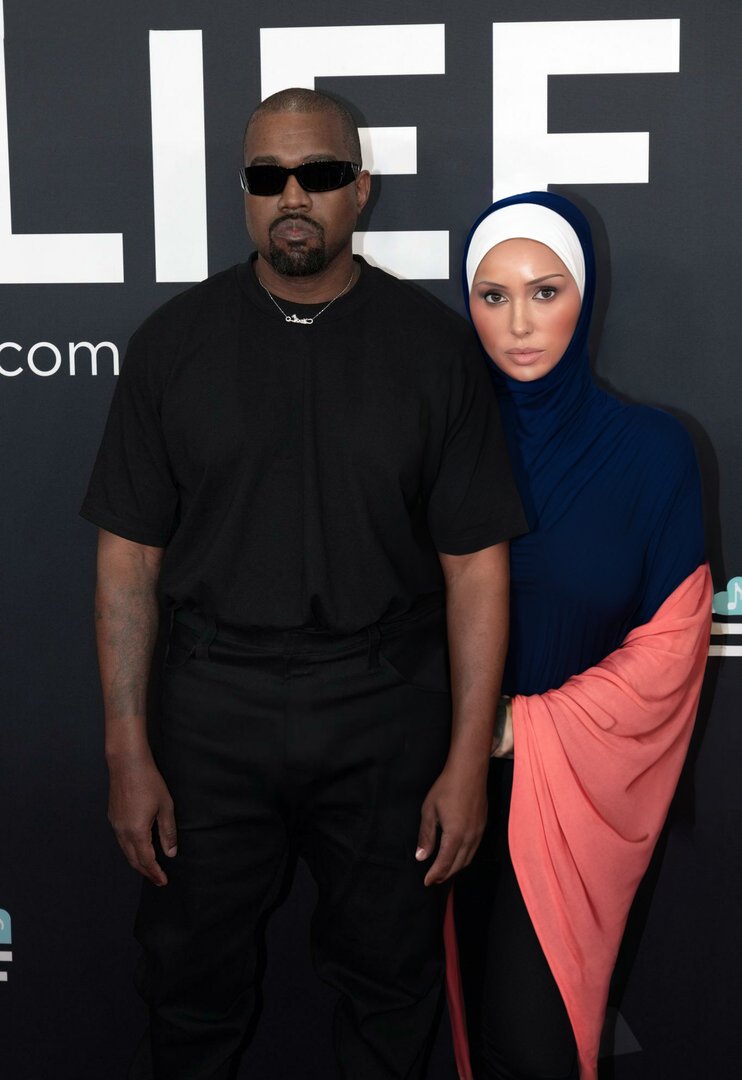 Carpethop's tweet photo. I think I I've fixed situation with pics of @kanyewest wife on 2025 GRAMMYs, and now it's look more decently https://t.co/juatw4hXpX