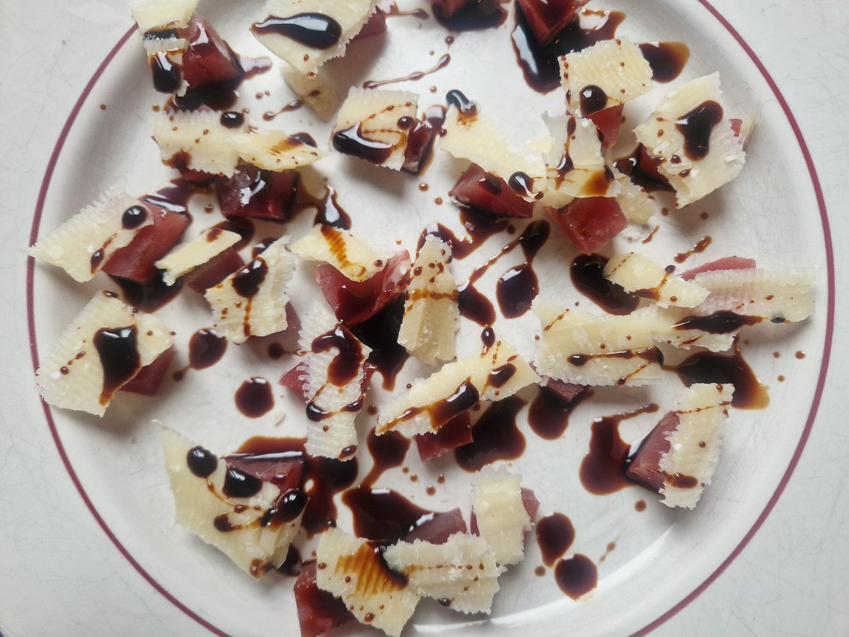 Quando l'Emilia bacia la Sardegna... Mustela, parmigiano e gocce di aceto balsamico di Modena.... Occhio Miss che qui ci si innamora...
