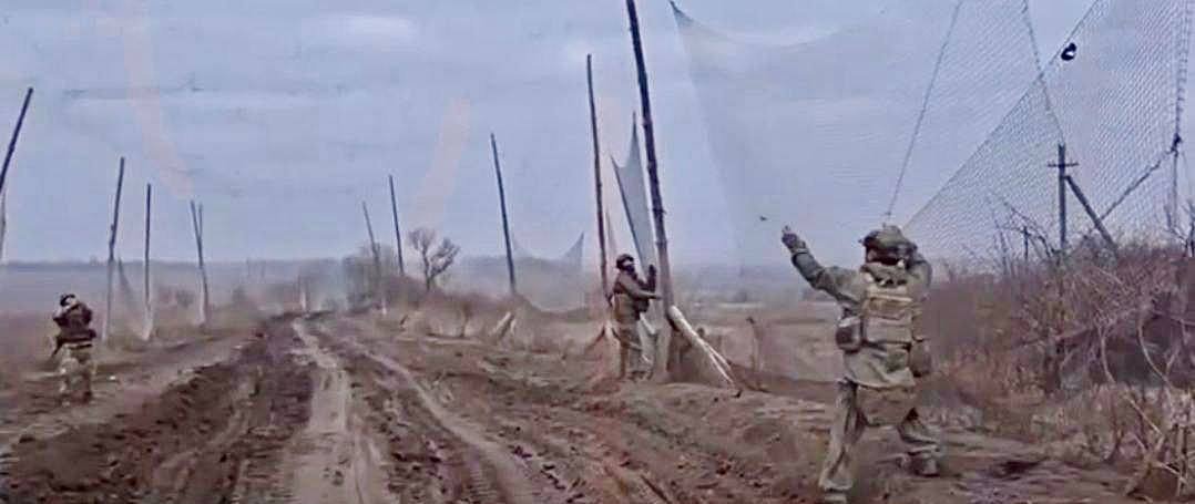 NOELreports's tweet photo. From Bakhmut to Chasiv-Yar, Russia is constructing a special corridor for moving equipment, protected from FPV drones by dense netting. According to Russian reports, approximately 2 kilometers of the corridor is already complete. https://t.co/8PQaCdg48J