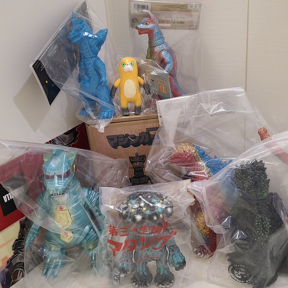 aneton3's tweet photo. ワンフェス戦利品✨
怪獣だらけ🦖
ムジーナ砂場に埋めるか🤓
昭和当時風カラーとか出ないかな😙
シラハマトイさんのマタンゴ買えて良かった〜
#ソフビ #インディーズソフビ #ワンフェス #シラハマトイ #passiontank #kaiju_one #T_BASE #enkavinyl #brackmetaltoys #一番星 https://t.co/XeDp4i6DSn