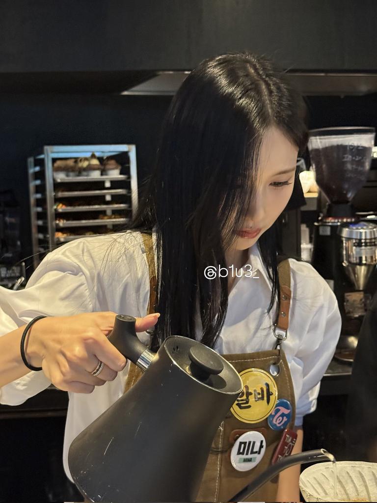 997MYMN's tweet photo. barista mina 🫠 https://t.co/ILKVeVHWaO