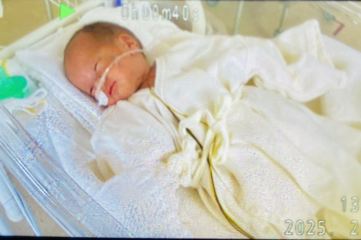 箱入り息子卒業ー！
おめでとうーー🎉🎉

妊娠30週0日で産まれて
修正月例37週0日…

約1600gで
保育器→赤ちゃんベッドへ✨

ずっとオムツ一丁だったから
服着てるの初めてみたよー！
ブカブカで可愛い…

看護師さんたちが
ママどんな反応するかなって
嬉しそうに待っててくれたのも
なんか嬉しい💓