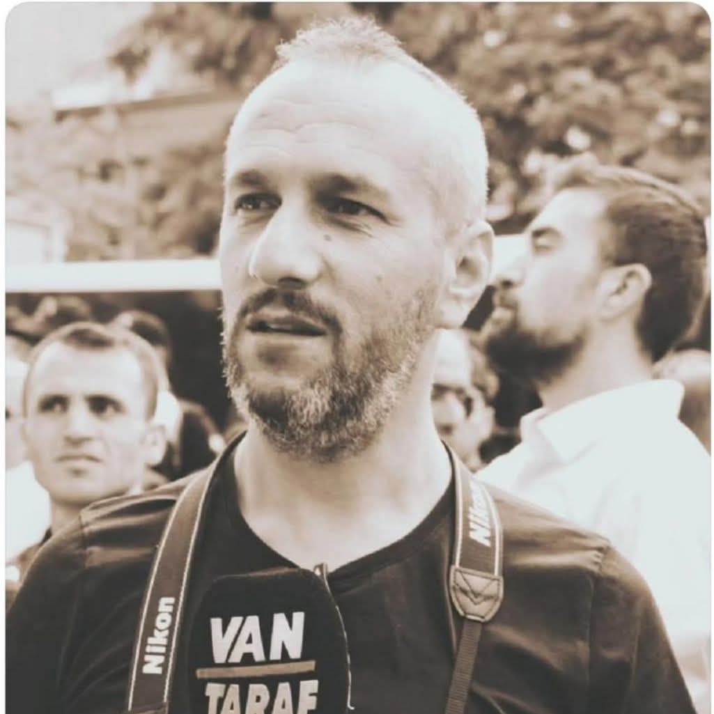 "ÇOK ÜZGÜNÜZ..."
Allâh Rahmet Eylesin. 
Van Taraf Gazetesi imtiyaz sahibi, kıymetli kardeşim, Abdurrahim Yeşilağaç geçirdiği kalp krizi sonucu hakkın rahmetine kavuşmuştur.  Allah’tan rahmet, kederli ailesine, sevenlerine  baş sağlığı ve sabırlar diliyorum.