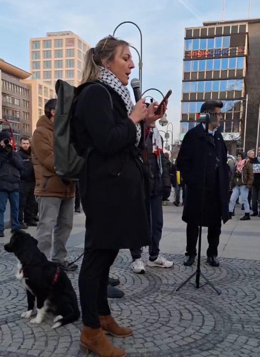 RakMakkabi's tweet photo. Der arme Hund verdient unser Mitleid 🐶 Als @Melaniebelizi was von Pferd erzählt, drehte sich der Hund um, da er bereits davon wusste.
#B0902
#hamasterrorists
#Rapeculture
#FreeBerlinFromHamas
#Hamasis https://t.co/zsgQMeuOwN