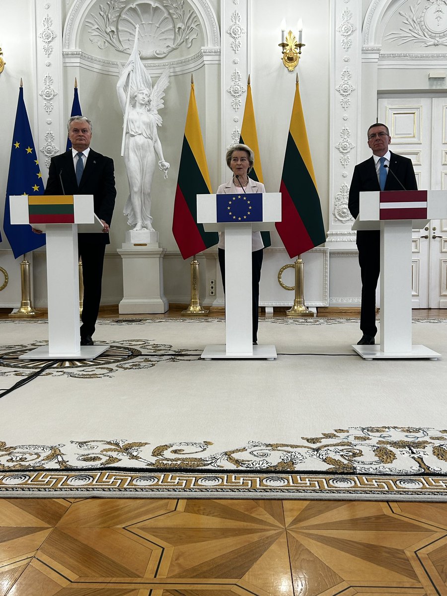 MariusVascega's tweet photo. Baltics🇱🇹🇱🇻🇪🇪 are now officially plugged into Europe🇪🇺 .
As @vonderleyen said today in #Vilnius - ‘This is freedom. Freedom from threats and blackmail’.
Truly start of a new era, marked by energy independence. #BalticSynchronisation!⚡️ https://t.co/DRc4UxH73Z