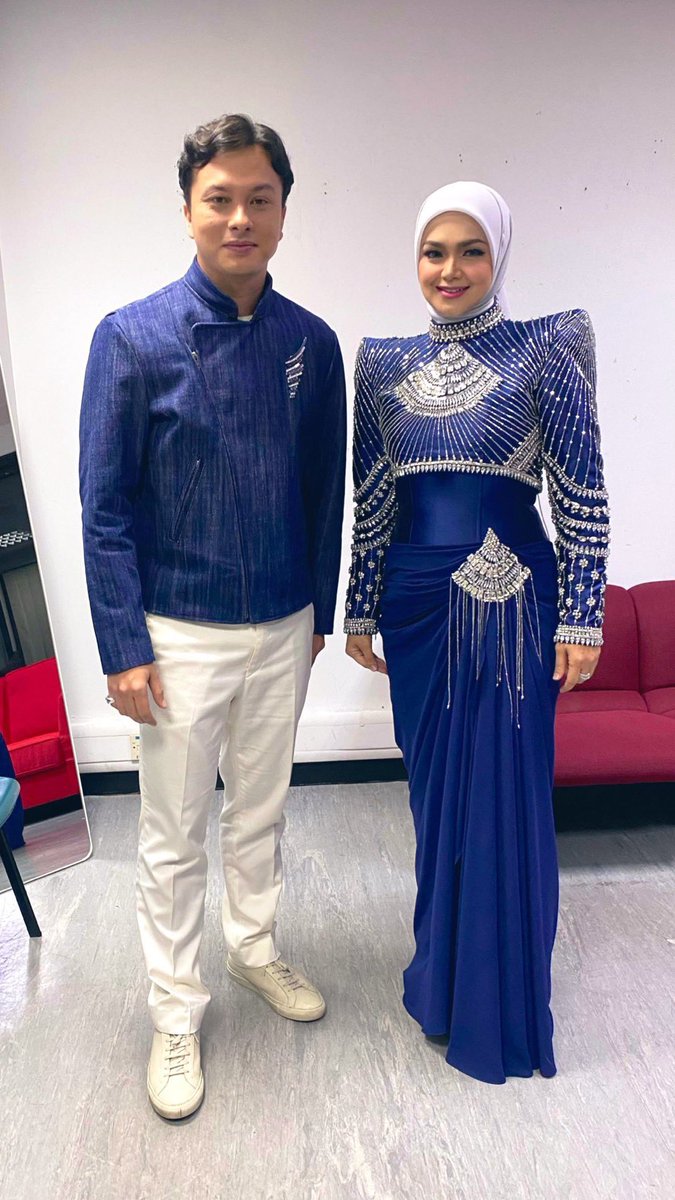 Putih + biru maka jadi la tema rasmi #OIAM 

😍 Siti Nurhaliza &amp; Nicholas Saputra 😍