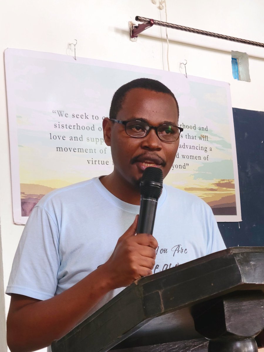 COSA_Ugandaa's tweet photo. Happening now. 

Mr Onyango Nathan our OB 2008 , Mr Onyango is passionate on youthfulness as a peace maker

He goes ahead to elaborate what  COSA family is as he demonstrates his experience from the time he joined CLA Boys in 2007

He encourages presence https://t.co/f7jGxOawPM