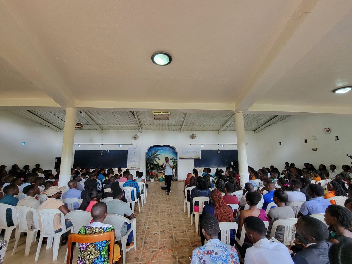 COSA_Ugandaa's tweet photo. Happening now. 

Mr Onyango Nathan our OB 2008 , Mr Onyango is passionate on youthfulness as a peace maker

He goes ahead to elaborate what  COSA family is as he demonstrates his experience from the time he joined CLA Boys in 2007

He encourages presence https://t.co/f7jGxOawPM