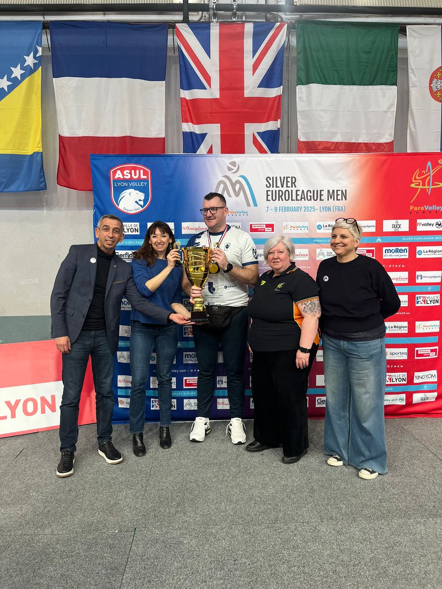 🏐Belle ambiance ce matin pour la Silver Euroleague Men de volley-assis qui s'est déroulée au Petit Palais des Sports de Gerland. 
Notre équipe de l'ASUL n'a pas démérité face à la Bosnie, vice championne paralympique #Paris2024 #VolleyAssis
 🙏 <a href="/ASULVolley/">ASUL LYON VOLLEY</a> pour l'organisation