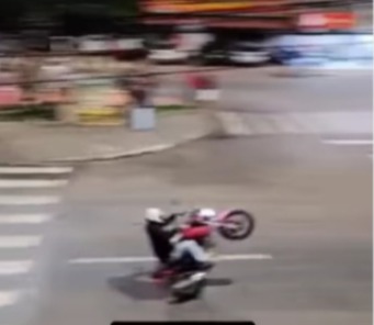 correiodeminas's tweet image. ABUSO E BADERNA: avenida é tomada pelo 'rolezinhos do grau'; veja vídeo #correiodeminas

#baderna #rolezinho #graurua #ourobranco #correiodeminasonline

correiodeminas.com.br/2025/02/09/abu…