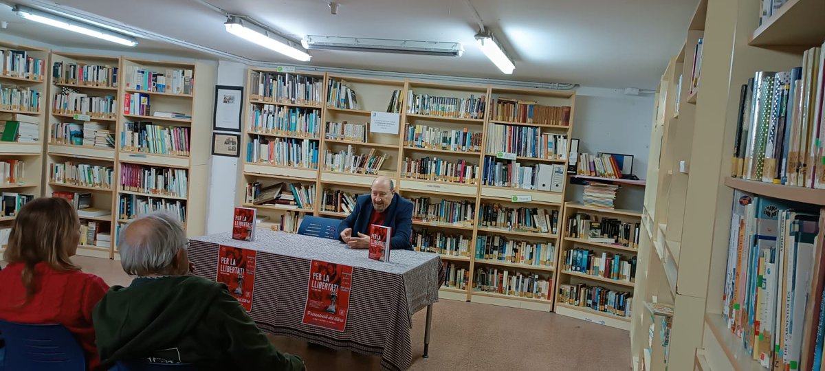 LlibresFrontera's tweet photo. Hui hem presentat #PerLaLlibertat en Sella, a la Marina Baixa, un poble central en el desenllaç de la trama de la novel·la de Lluís Amat (i que a més és molt bonico i dona gust de visitar).

Gràcies @Tastaolletes_ per convidar-nos i a totes i tots els que heu vingut! https://t.co/GZjLmOQCVa