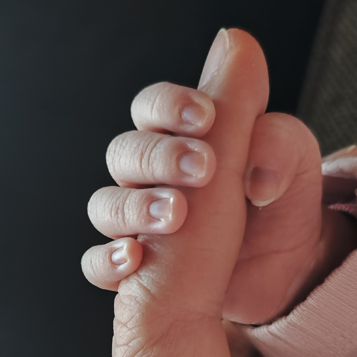 Ich wurde zum glücklichsten Mensch der Welt. Ich...

...bin jetzt Papa. ❤️

Was dieses kleine Wesen in meinem Herz auslöst, kann ich nicht in Worte fassen... Das innere Glück ist überwältigend und wird im Moment erst noch jede Stunde, jeden Tag ein bisschen greifbarer und realer.