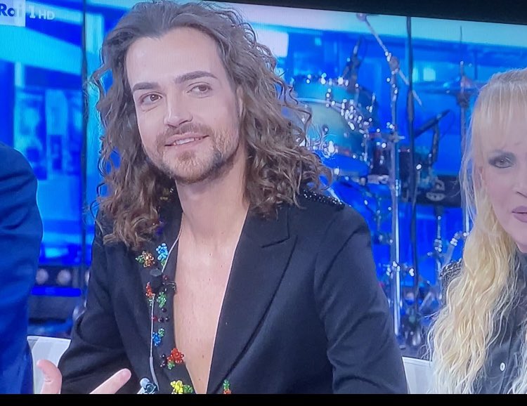 FrancescaDivs's tweet photo. #valerioscanu #DomenicaIn sempre top @Valerio_Scanu https://t.co/y2x9draboA