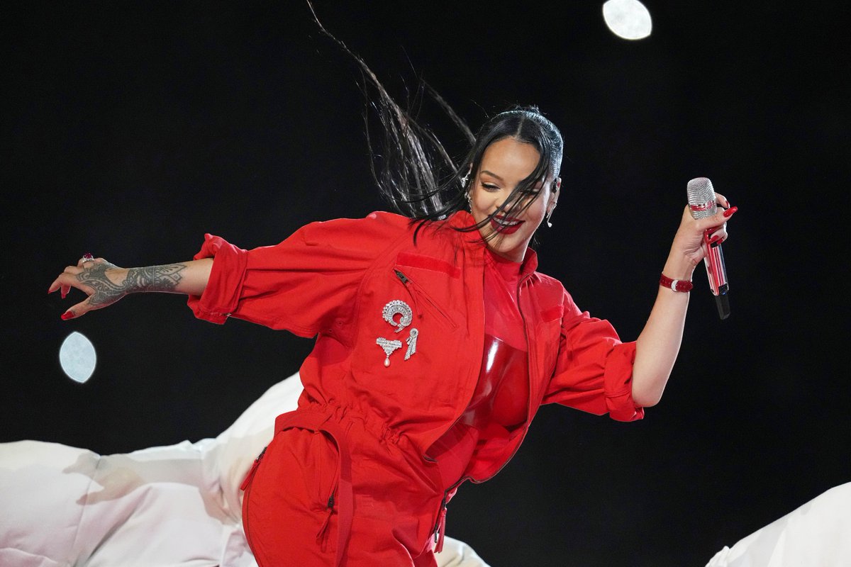 FentyStats's tweet photo. #SuperBowl Halftime Shows with the most viewership, according to @nielsen:

#1 Usher (2024) — 123.4 million
#2 Rihanna (2023) — 121.02 million
#3 Katy Perry (2015) — 121 million
#4 Lady Gaga (2017) — 117.5 million
#5 Coldplay (2016) — 115.5 million
#6 Bruno Mars (2014) — 115.3 million
#7 Madonna (2012) — 114 million
#8 Beyoncé (2013) — 110.8 million
#9 Black Eyed Peas (2011) — 110.2 million
#10 Justin Timberlake (2018) — 106.6 million