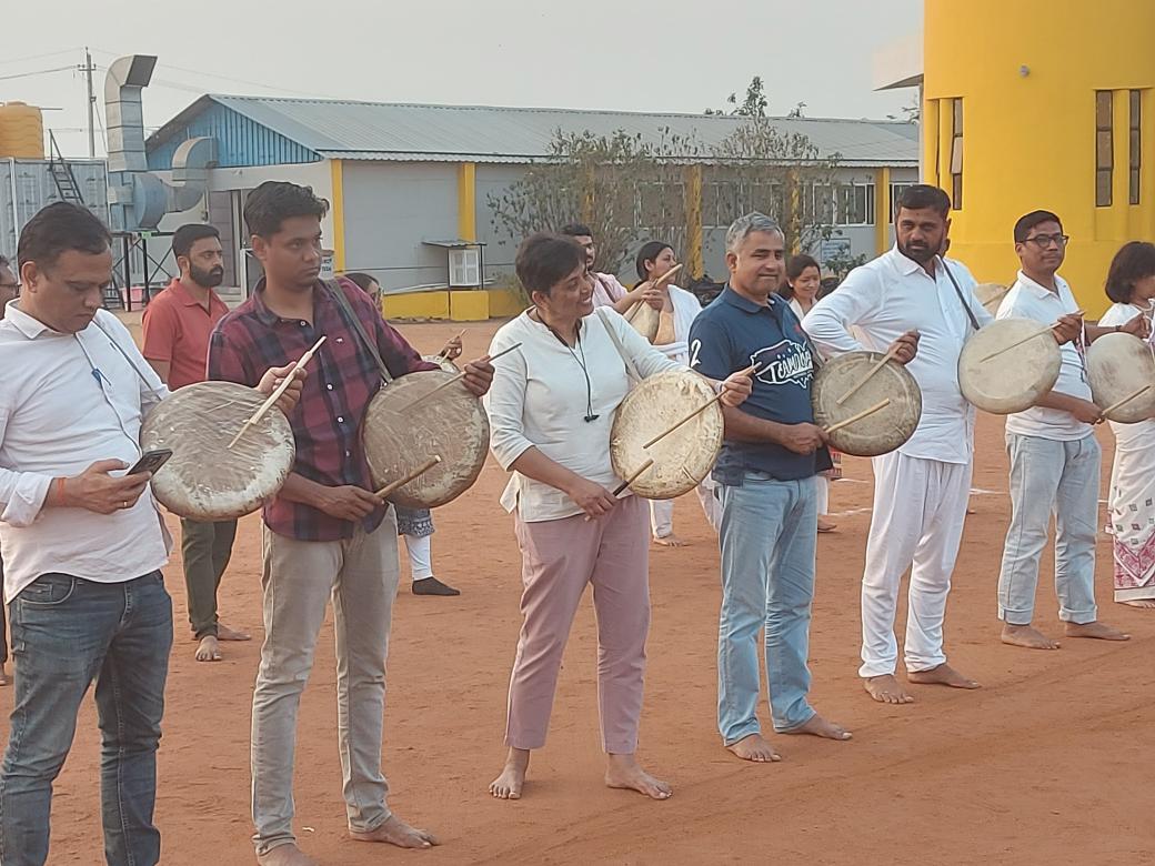 KavithaReddyKR's tweet photo. The feudals with power do #ChestThumping and destroy others the powerless woman just beats the drums laughs and spreads the message of #SocialJustice fearlessly! https://t.co/9TDICN0i91