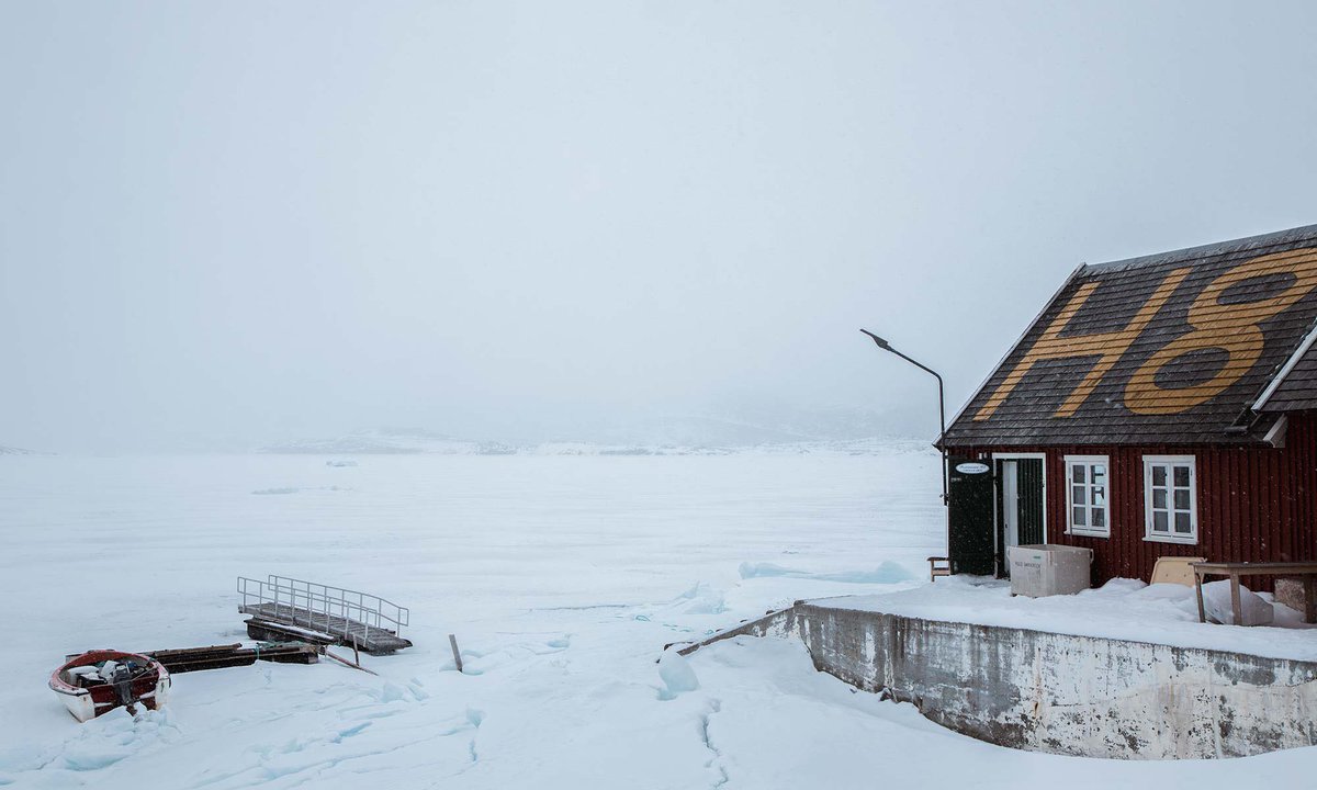 A frozen lake. Colourful tiny houses in the distance. A small settlement in Greenland, Oqaatsut. The perfect place to go icefishing. The thrill of catching your first fish. More information on how “nature shapes your plate” in our new article on the website.