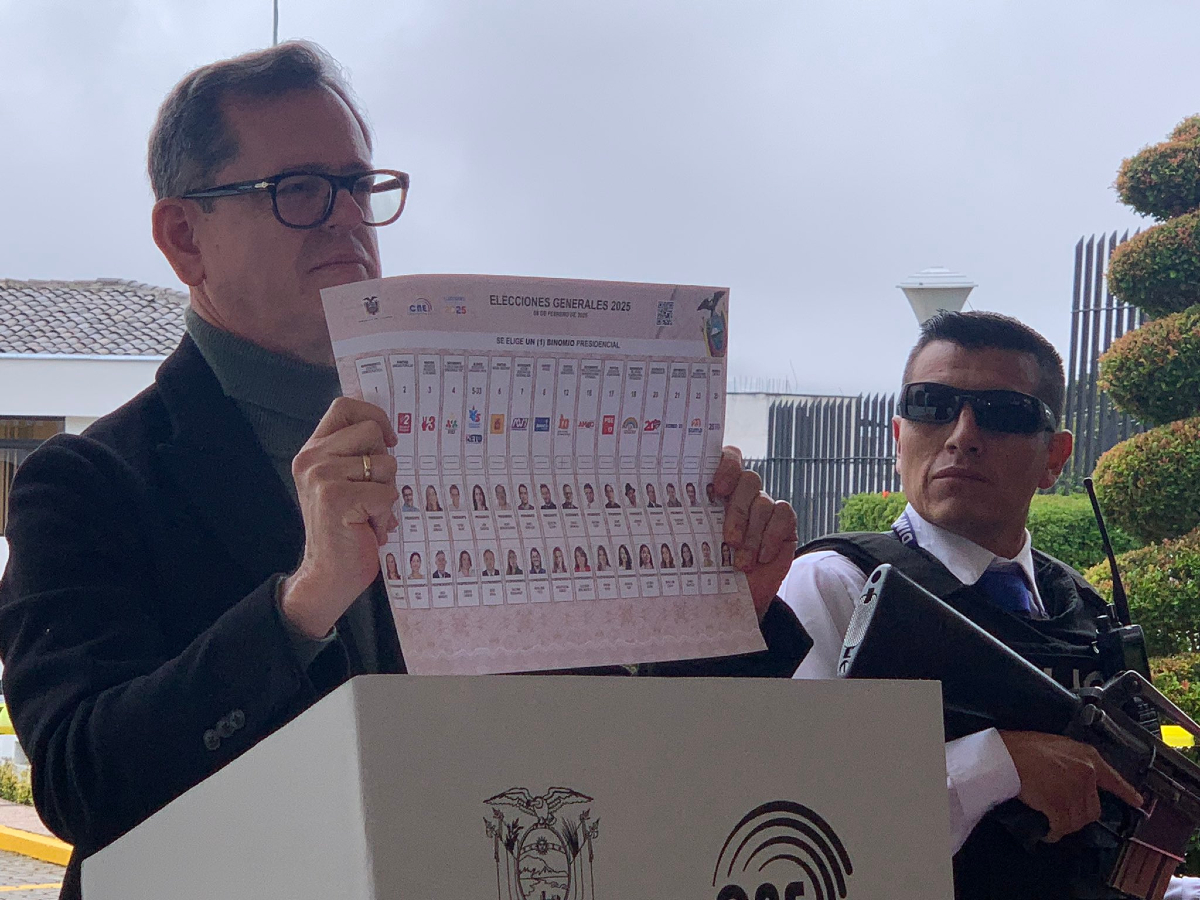Carlos Rabascall ejerció su derecho al voto en Quito.
El candidato presidencial por la ID - Lista 12, Carlos Rabascall, acudió esta mañana a la Academia de Cotopaxi para cumplir con su deber cívico, acompañado de su esposa. Su sufragio se realizó a las 08h00 en la junta 4