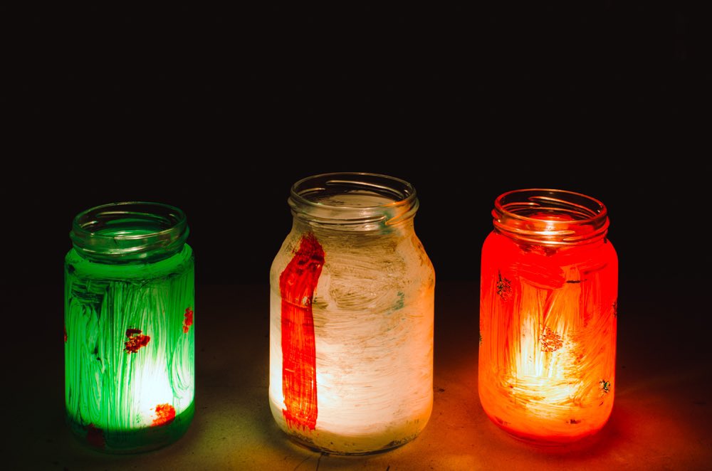 agta_guide's tweet image. Nelle campagne romagnole la sera del 9 febbraio si festeggiava l’anniversario della nascita della Repubblica Romana del 1849, accendendo sulle finestre dei lumini tricolore, perché tanti giovani romagnoli vi avevano partecipato.
I lumini eran simbolo della luce della libertà.