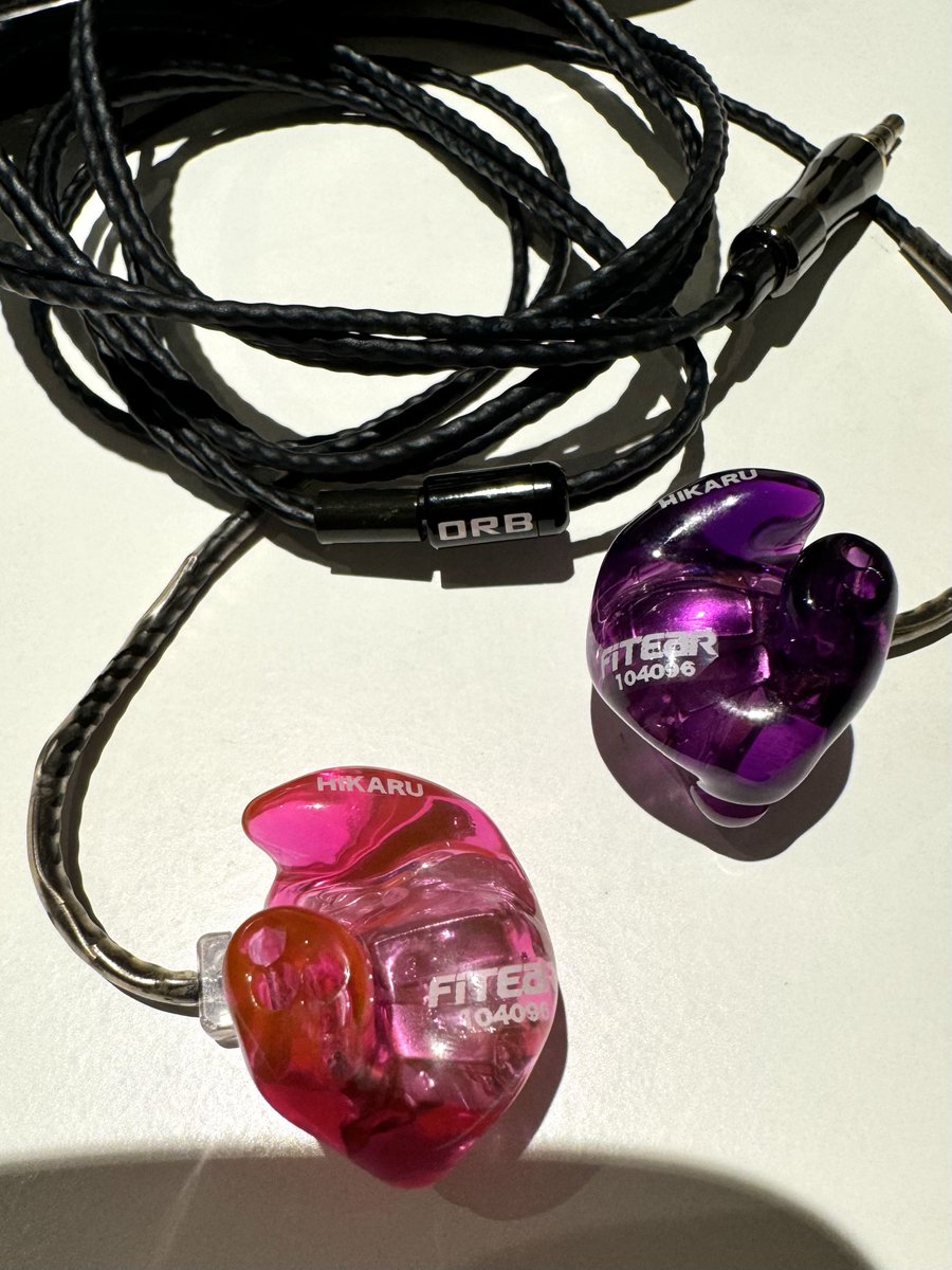 イヤモニ FitEar / MH334 耳型のやつです。右がピンクで左が紫