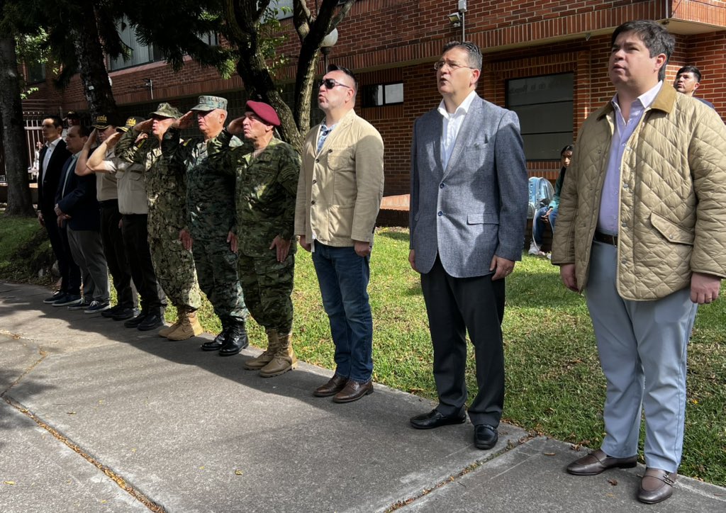 EmbajadaEcuCOL's tweet photo. En la @EmbajadaEcuCol se inauguró el proceso electoral, que avanza con normalidad y alta participación de ecuatorianos comprometidos con su derecho al voto https://t.co/9pnJQPDvVs