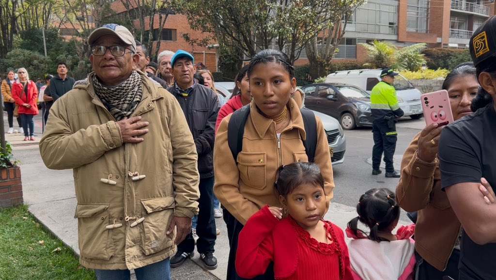 EmbajadaEcuCOL's tweet photo. En la @EmbajadaEcuCol se inauguró el proceso electoral, que avanza con normalidad y alta participación de ecuatorianos comprometidos con su derecho al voto https://t.co/9pnJQPDvVs