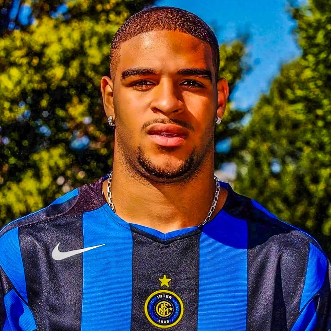 eurofootcom's tweet photo. 🇧🇷🥲 Adriano turns 43 today. He explained everything you need to know...

"Man, what happened to Adriano? Brother, it’s simple. I have a hole in my ankle, and one in my soul."

"Not all injuries are physical, you understand?"

"When I popped my Achilles in 2011? Man, I knew that’s when it was over for me, physically."

"You can get surgery and rehabilitate it and try to carry on, but you will never be the same." 

"My explosiveness was gone. My balance was gone. I still walk with a limp. I still have a hole in my ankle."

"It was the same thing when my father died. Except the scar was inside me." 

🔗 @TPTFootball