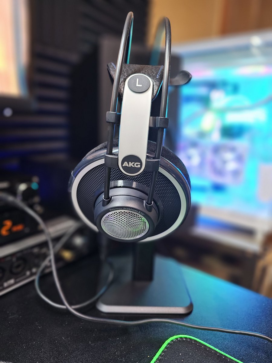 photo___style's tweet photo. 今メインで使用してるヘッドホン、AKG k702-y3、昔はかなり高価なヘッドホンでした。日本代理店がヒビノになり3年保証が付き生産も中国となり大分お求めやすい価格となりました。音質は分離感も良く長く聞いていても疲れない。
ん~もうちょっとパワーがあるアンプで聞きたいかな?
#AKG
#k702 https://t.co/eIY0nS579U