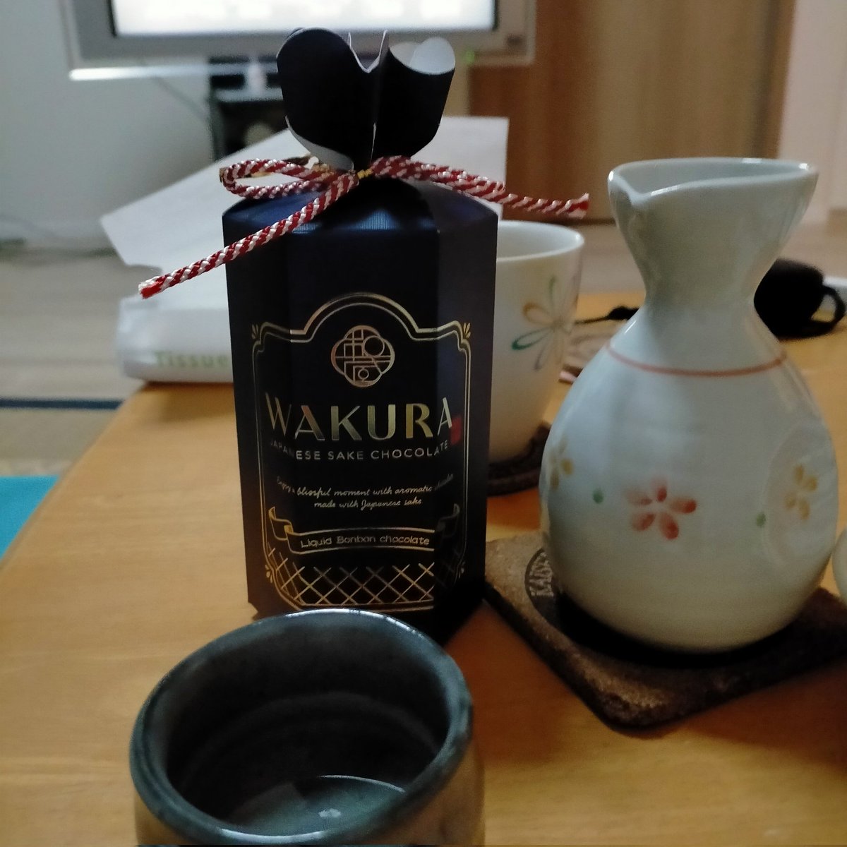 AkiraShioyama's tweet photo. 日本酒入りのチョコレートを頂きました😊
ありがとうございます🙇
熱燗を飲みながら、美味しく頂きました。
チョコレートの中に日本酒が入っていて、美味しい😆
#WAKURA
#大吟醸ショコラ
#和蔵酒造株式会社 https://t.co/gYpWReHH3C