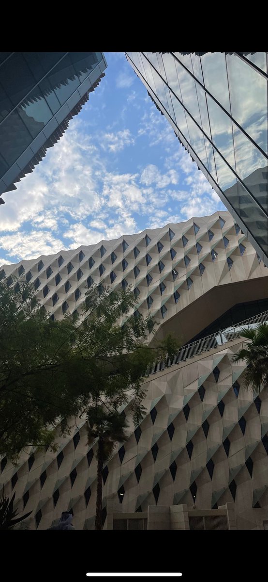 ستكتشف حين تكبر وتنتصف بالعمر أن كفاحك في هذه الحياه واستمرارك فيها لم يكن ابداً لأنك تحبها ، بل كان دوماً لأجل من تحبهم.

ويقول محمد المقحم :

كم واحدٍ قاضيٍ حيله ووده يطيح
وتوّقفه نظرة اللي يحسبونه قوي