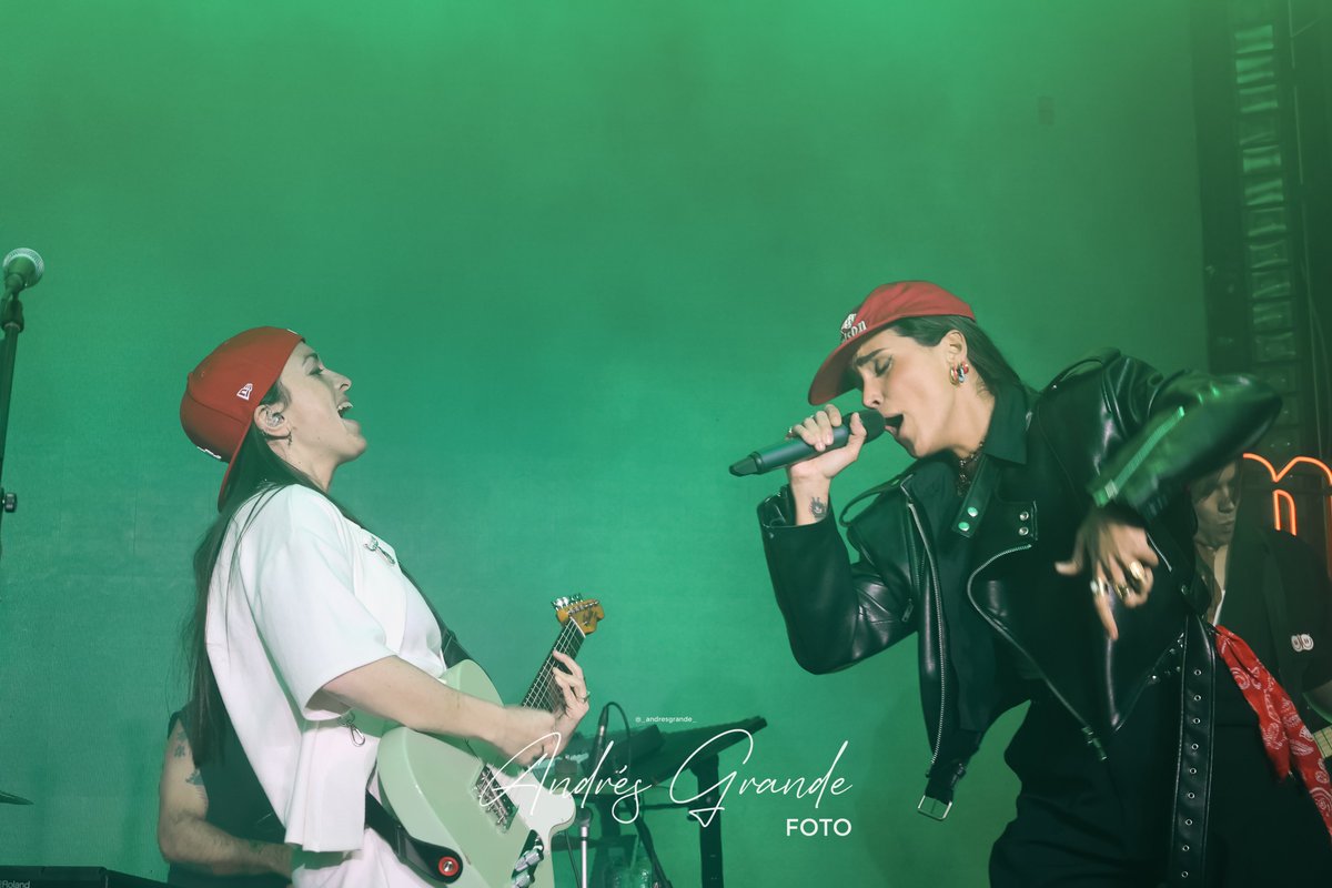 🎶✨ Este fin de semana, Salamanca recibió por primera vez a Marlena: Ana Legazpi 🎤 y Carolina Moyano 🎸. Un dúo que dejó su huella con su música y energía.

📸 Aquí el resultado gráfico de una noche inolvidable. ¡Que sea la primera de muchas! 💫🔥 <a href="/marlenaoficial/">MARLENA</a>  #Salamanca