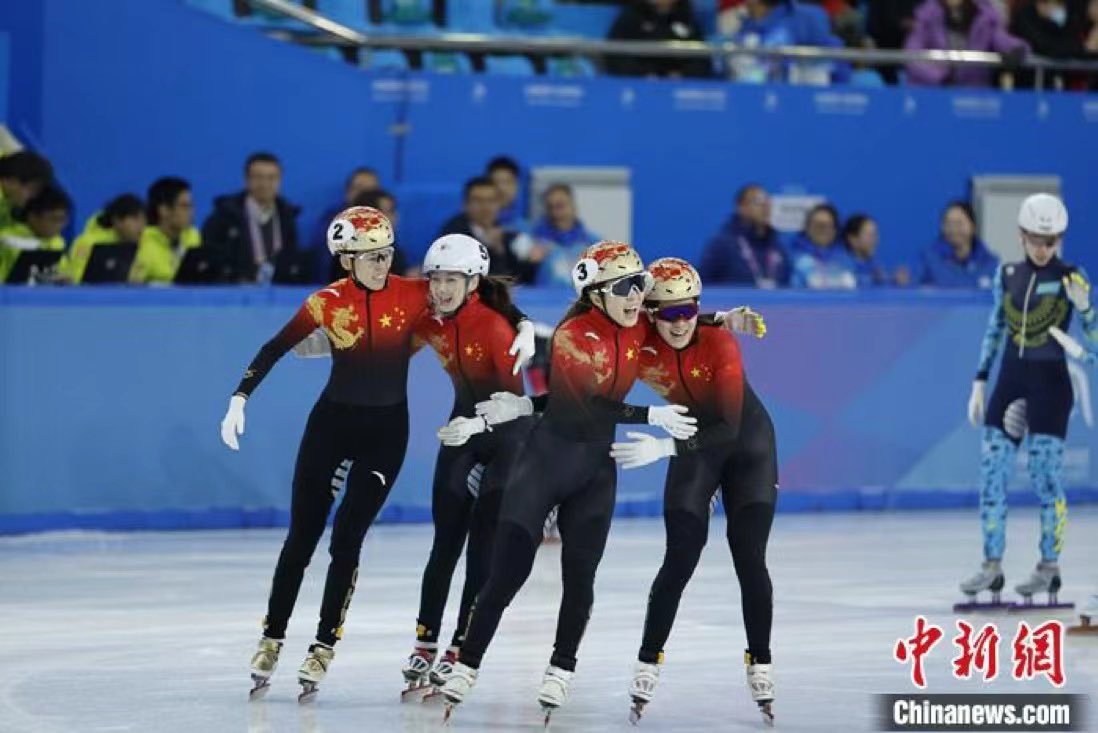 【亚冬会短道速滑女子3000米接力决赛：中国队夺冠】9日，中国队的范可新、公俐、张楚桐和王欣然出战哈尔滨亚冬会短道速滑女子3000米接力A组决赛，并以4分11秒371的成绩获得冠军，这是中国短道速滑队在本届亚冬会收获的第二枚金牌。来源：中国新闻社