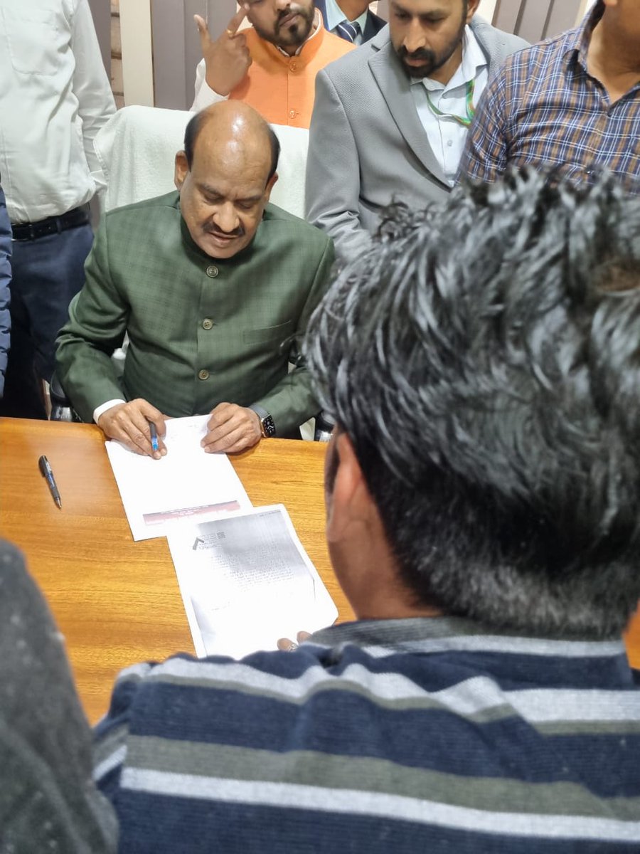 आज लोकसभा अध्यक्ष ओमजी बिड़ला से अच्छी वार्ता हुई है बहुत ही जल्दी तुम्हारा काम हो जाएगा सीएम साहब को ऊर्जा मंत्री जी वार्ता करके जल्दी समाधान कर दिया जाएगा वार्ता हो चुकी है जल्दी समाधान कर दिया जाएगा 
<a href="/bhajanlalsha/">राजस्थान सरकार</a>