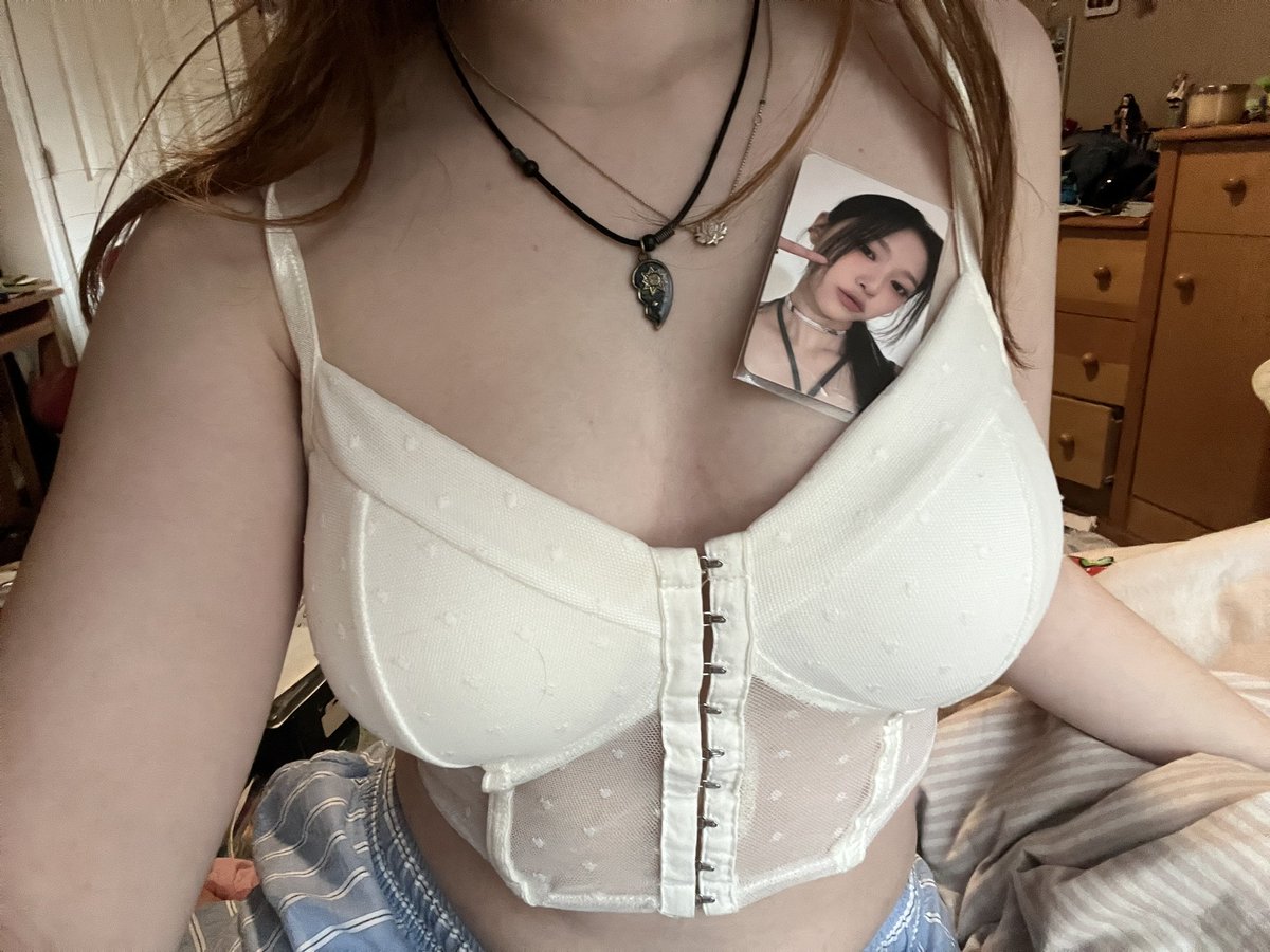 ctrlyunkiz's tweet image. stan loona stream rebel heart