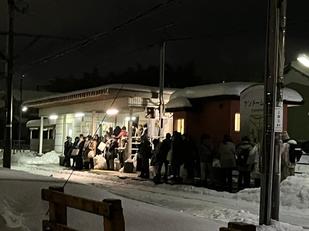 福井鉄道
本日は社長さん自ら東方神起のお客様のお出迎えと最後までのお見送りと除雪作業。一日駅長になってましたｗｗｗ