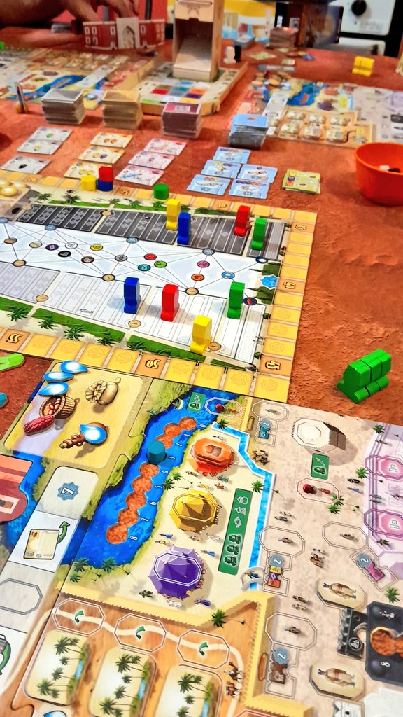 Empezamos tranqui con un Gizmos, lindo, rápido y entretenido. El plato fuerte fue el Marrakesh de Feld. Me gustó, muy combero, hay que hacer de todo un poco, y sumar puntos como sea. Gran tarde con <a href="/pablo_cazorla/">Pablo Cazorla</a> #boardgames #juegosdemesa #bgg