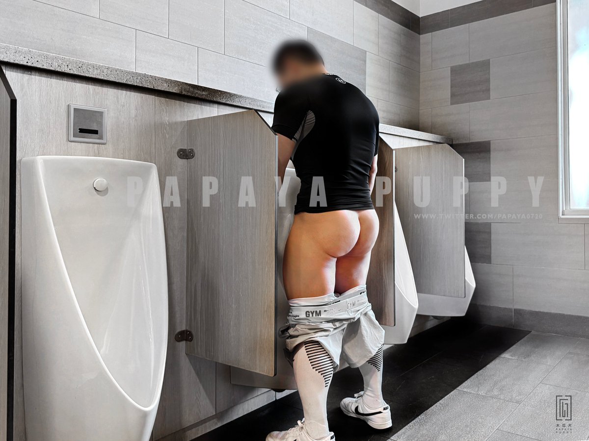 主人：狗狗想要站著上廁所啊，那把褲子脫膝蓋才可以～讓路人看看你的光光的屁股還有鎖著的小屌，鎖著就該坐著上廁所才不會亂噴啊