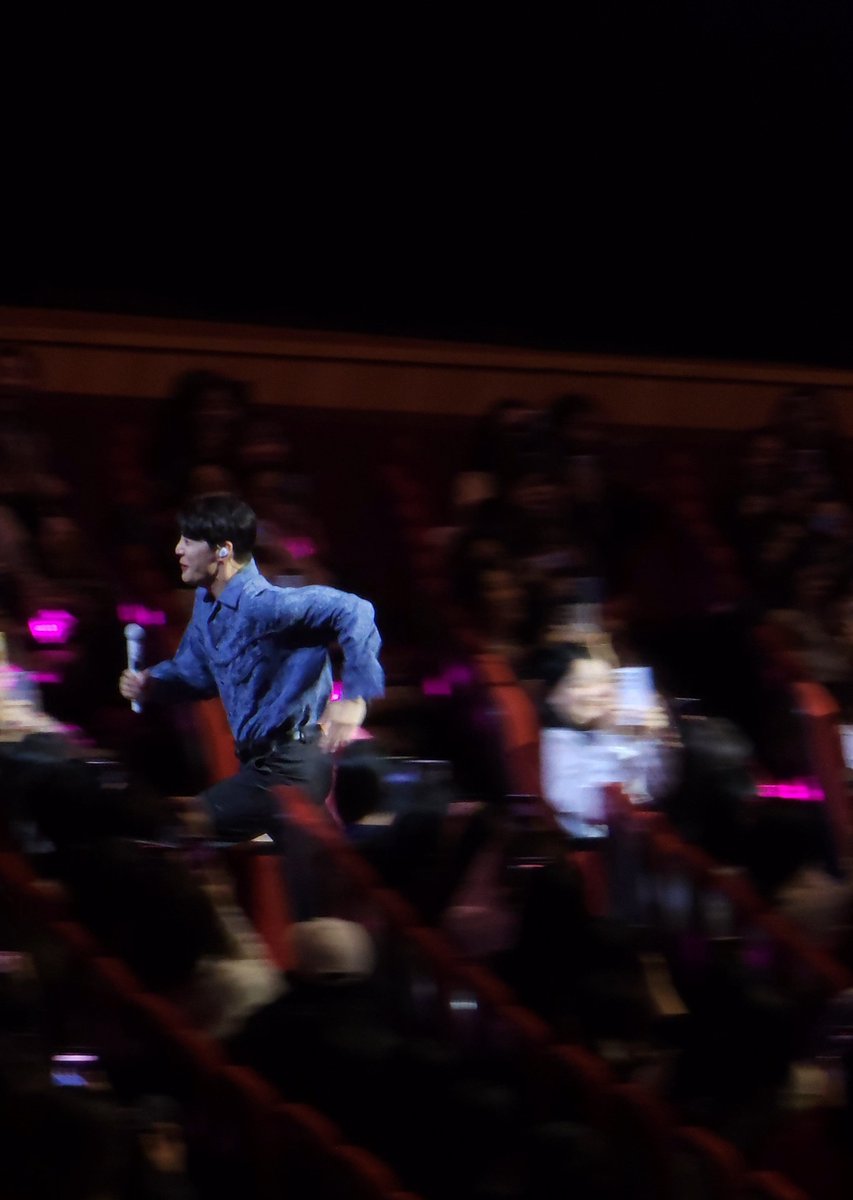 극장을 달리는 김준수 진짜 청춘이 따로없다