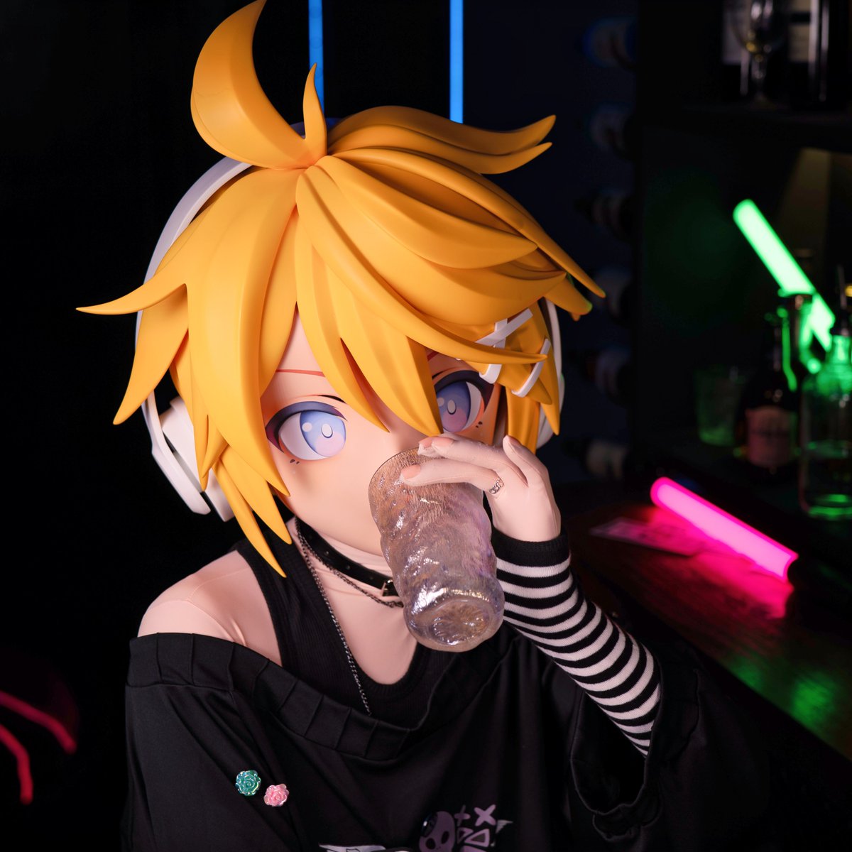 烦恼什么的抛之脑后吧。要来喝一杯吗？

🎭：<a href="/Cyberloafing_S/">摸鱼头壳_MYKig</a> 

#kigurumi #着ぐるみ #鏡音レン #cosplay