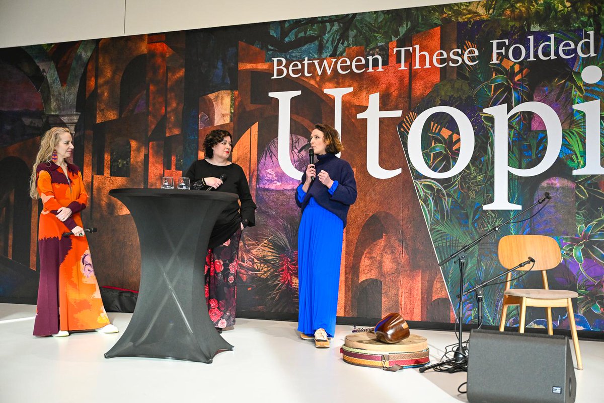 CODAapeldoorn's tweet photo. Met een welkom van CODA directeur @carinreinders en een interview door @schaapeva met Sarah Cooper en Nina Gorfer is Between These Folded Walls, Utopia geopend. Visueel en inhoudelijk een indrukwekkende tentoonstelling over durven dromen en migratie. https://t.co/en9Y0XdUlN https://t.co/Zzrd8ObFLZ