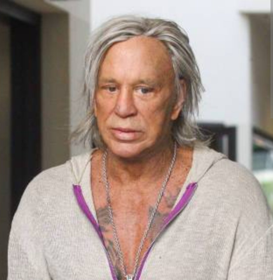 Imaginad que los votos de los #Oscars2025 están ya enviados y le dan el Óscar a Karla Sofía Gascón, y ella por todas las polémicas pasa de ir. Y ahora imaginad que lo recoge Mickey Rourke... ¡Y NO SE DA CUENTA NADIE!