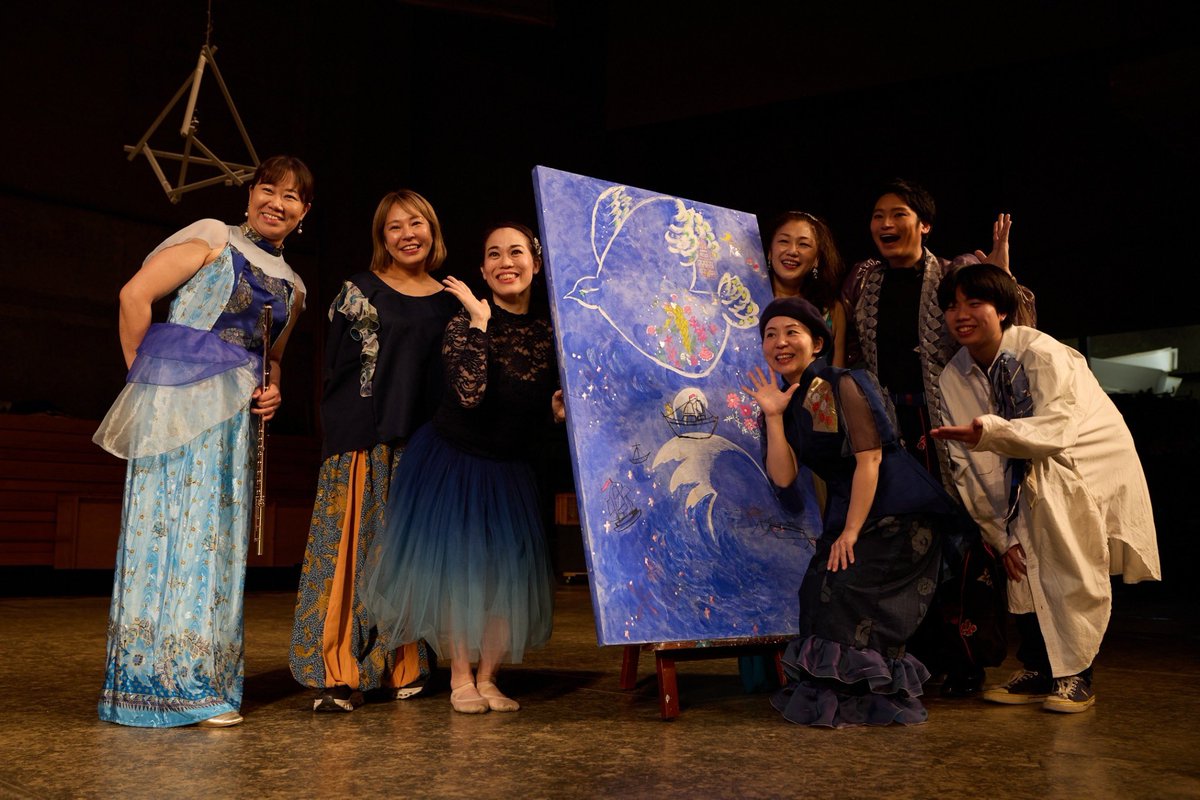 kochiartwarming's tweet photo. 「手を結ぶ」

前田実津さん

絵画の横山千春さんとコラボ、海の街とオンディーヌの世界が入り混じる様子をパフォーマンス。

夜須小学校でのサイアノタイプ体験ＷＳで出来た作品を舞台に映し出し 、津波のシーンを印象的に。

アップしている写真も全て、前田美津さんの撮影で���。

#kochiartwarming https://t.co/NynlrXLQK7