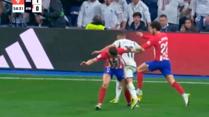 Marea_Blanca_15's tweet photo. Es que clama al cielo que pitaran como penalti lo de ayer y en el derby de la temporada pasada en el Bernabéu el VAR ni siquiera llamó al colegio en estas dos acciones.
#VARcorrupto #CTACorrupto
#LigaCorrupta #RFEFCorrupta
#FutbolEspañolCorrupto https://t.co/KFRrJqfr5V