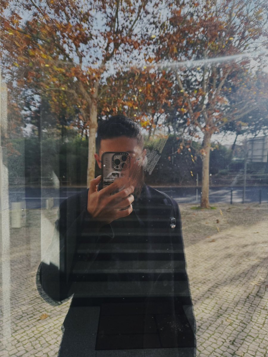 建议一些自称男z的圈内朋友们：
你们的作品里 不是不能穿西装 
不求高订 马甲 袖扣 胸针 领带夹 方巾都齐全且搭配讲究 起码合身吧？别皱巴巴 后摆恨不得把脚后跟遮上。
体态上 西装属制服 不用站得像德三的国防军似的笔挺有气质 能不能别吊儿郎当 一步三晃 瘪三气质溢出屏幕 求了 #sp #小圈 #西装