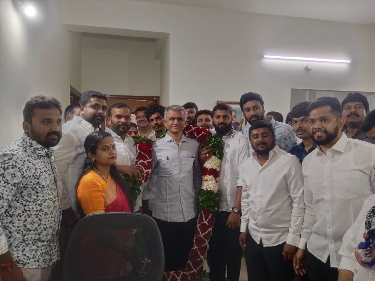 divyarkraj's tweet photo. ಯುವ ಕಾಂಗ್ರೆಸ್ ಚುನಾವಣೆಯ ಫಲಿತಾಂಶದ ನಂತರ ಮೊದಲ ಆಶೀರ್ವಾದವನ್ನು ಕೃಷ್ಣ ಬೈರ್ ಗೌಡ ಸಾಹೇಬ್ರು ಮತ್ತು ಅವರ ಧರ್ಮ ಪತ್ನಿ ಮೀನಾ ಮೇಡಮ್ ಬ್ಯಾಟರಾಯಪುರದ ಹಿರಿಯ ನಾಯಕರ ಆಶೀರ್ವಾದವನ್ನು ನಮ್ಮ ಯುವ ಕಾಂಗ್ರೆಸ್ ಸಮಿತಿ ಪಡೆದುಕೊಂಡಿತು. ಈ ಗೆಲುವು ನಮ್ಮ ಕ್ಷೇತ್ರದ ಜನರ ಆಶೀರ್ವಾದ #divyark https://t.co/Nb7QdmNtS5