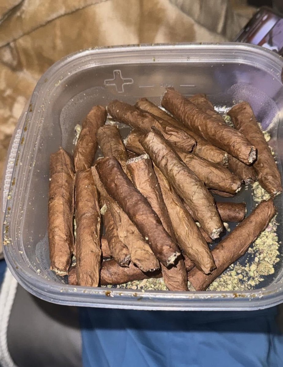 _StonersRUs_'s tweet image. Who wants a blunt? 💨