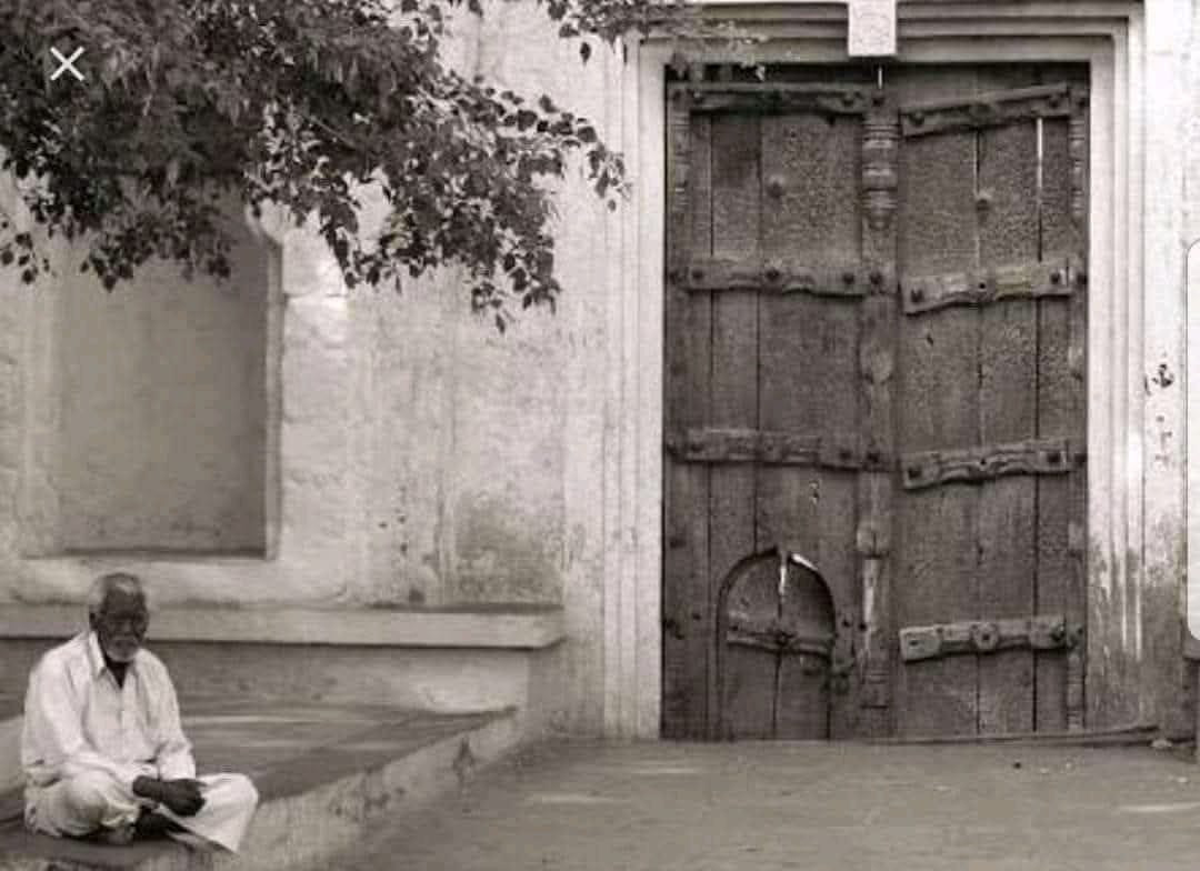 _BazamESukhan's tweet photo. मेरी एक उम्र की मेहनत से जो मकान बना 
वह मेरे बच्चों को सस्ता दिखाई देता है !! https://t.co/qblOh5OCuP